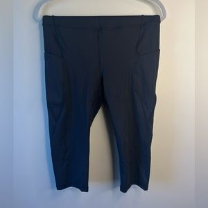 Lululemon black crop legging with pockets size 10